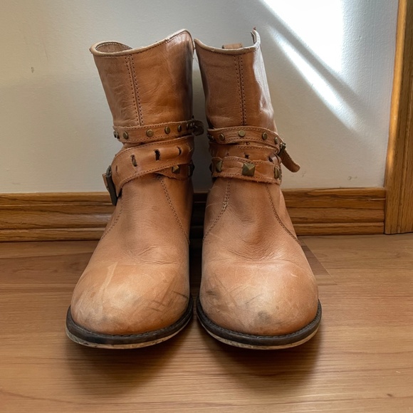 Steven Madden Tan Booties. Size 7.5 - Picture 2 of 2